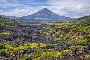 Cómo influyen los volcanes en la biodiversidad según la geología del entorno
